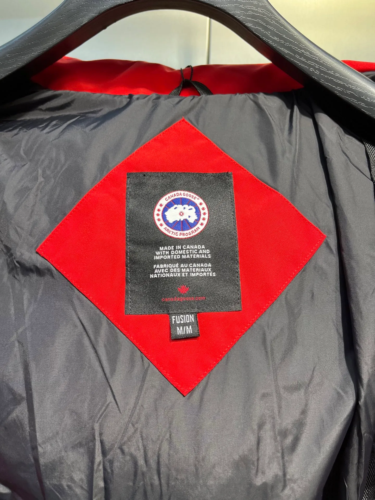 P840 CANADA GOOSE parka 22 styles ➖ Genuine synchronous anti-counterfeiting chip sensor! ➖ Imported 21-count polyester-cotton blended original fabric [last year’s 16-count/18-count hard fabrics have been completely eliminated, this year all use 21-count genuine synchronous fabrics, the soft mid-strap feels delicate and textured], genuine synchronous Feather-Light 10D waterproof coating fabric, made of 84.5 polyester fiber and 15.5 cotton, 100% the best feel in the entire network! ➖ The genuine official website is synchronized with the national standard 80 white duck down, you can check the official website customer service, there will never be a series of misleading claims such as 90 down or goose down! ➖ Using the best nylon lining with double double-layer sealing design, velvet-proof No. 7 needle + grid-filled down ready-made garments, there is 100% no so-called velvet running! ➖ The cuffs are designed with thickened seamless threads, and the collar and pockets are lined with top-quality polar fleece to keep you warm and comfortable! ➖ Yoshida YKK provides original custom-made electroplated sliders. YKK two-way lockable zippers are tight and smooth and will not peel off paint! ➖ 3M composite guarantees that the Velcro is the same as the original, durable, and all accessories and hardware are custom-made! ➖ Imported BEHRINGER embroidery machine to customize the 10,000-needle embroidery logo, 98% of which can be reproduced to restore the original logo. You can check and compare on the official website! ➖ The fur collars are all made of large pieces of Western Canadian blue wolf hide, ensuring that each fur collar is 13-15cm wide! size：xs-xl